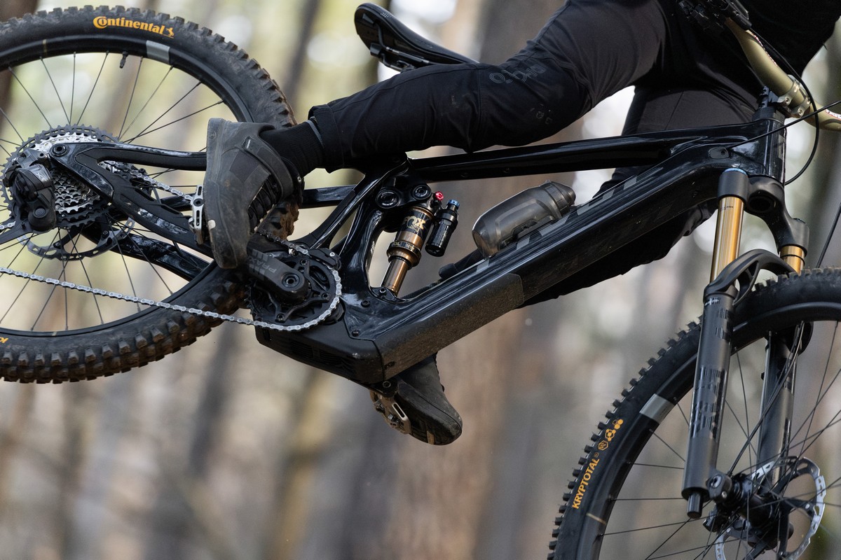 Pivot Shuttle AMP’d, zmogljivo električno gorsko kolo za zahtevne traile.